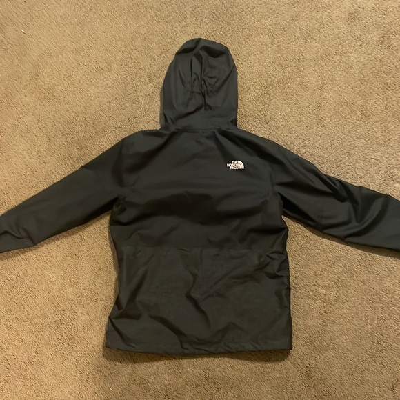 Boy’s NorthFace Jacket. Waterproof, lightweight, insulated. Black, Boy’s Large. - Picture 4 of 4
